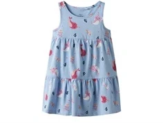 Lyseblå kjole med to overskæringer og print af hvaler og havmotiver i pink farver fra Name It 13228172 chambray blue whales